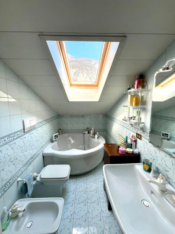 Insert alt text here